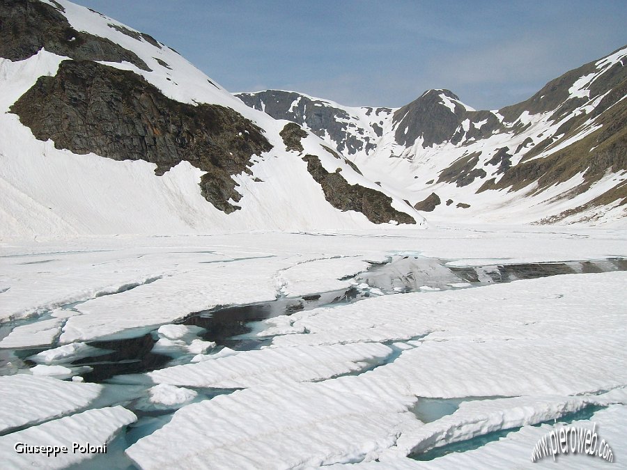 11 Lago d'Aviasco, sullo sfondo il passo omonimo .jpg